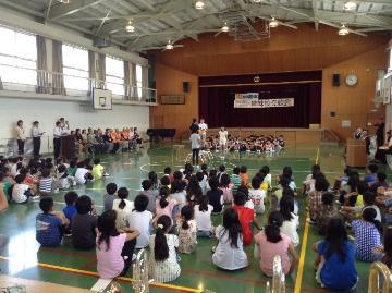 写真：大口南小・白鳥小の姉妹校交歓会の様子（平成27年度、白鳥小学校）
