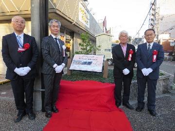 写真：地域の皆様と（銘板、道標の設置式典にて）