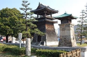 写真：時の鐘と常夜灯（宮の渡し公園）