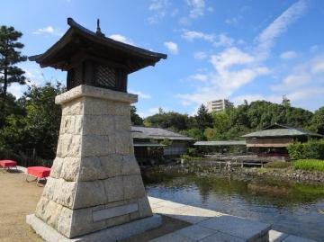 写真：白鳥庭園（宮の渡し 常夜燈のモニュメント）