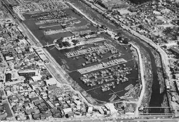 写真：白鳥貯木場（昭和45年・1970　南からの眺望）（中部森林管理局）