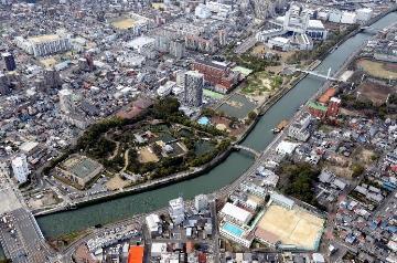 写真：白鳥庭園（空撮）