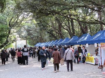写真：熱田神宮参道における「朔日市」の風景