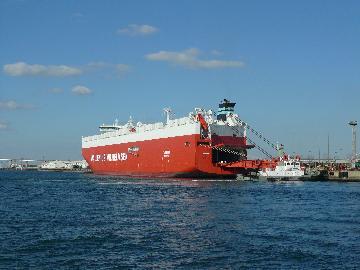 名古屋港の風景（自動車運搬船）写真