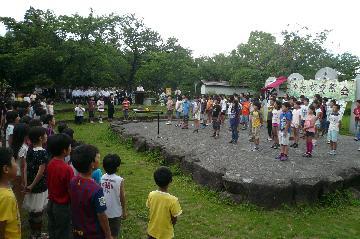 写真：大口南小学校と白鳥小学校の交歓会の様子