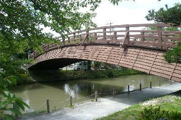 写真：五条川に架かる復元された裁断橋