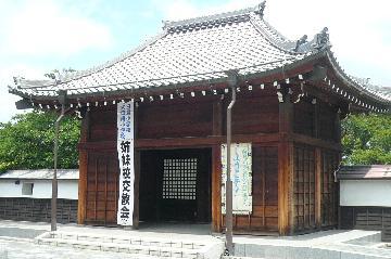 写真：姥堂を模した門