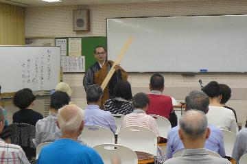 写真：熱田生涯学習センターにおける渡辺住職の講演の様子