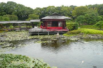 写真：白鳥庭園の茶室「清羽亭」