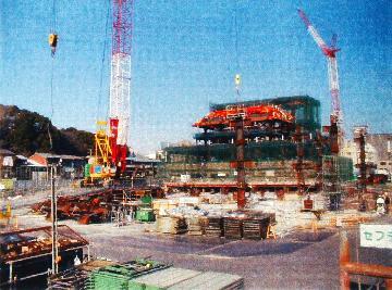 写真：建設中の現区役所庁舎