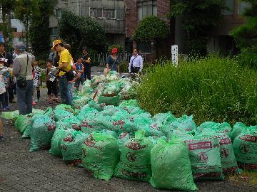 写真：一斉清掃で集まったごみの山