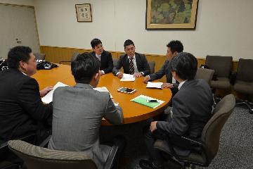 写真：対談の様子1