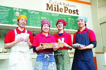 写真：学生が運営するカフェ「マイルポスト（道標という意味）」の様子