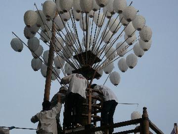 写真：組み立て中のまきわら