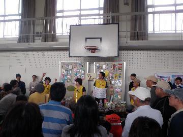 総合水防訓練での非常持出品説明の写真