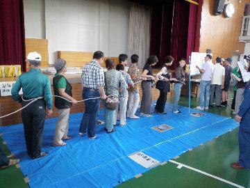 総合水防訓練での水没道避難要領訓練の写真