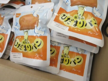 写真:非常食の配布の様子