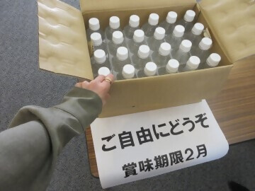 写真:水の配布の様子