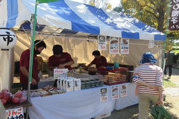 写真:街道宿場市で五平餅などの販売ブースの様子