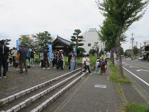写真:清掃場所へ移動する様子
