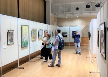 写真:美術展の観覧の様子