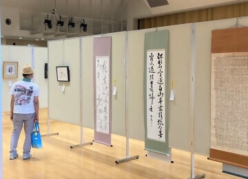写真:書道展の観覧の様子