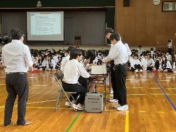 写真:投票用紙交付写真