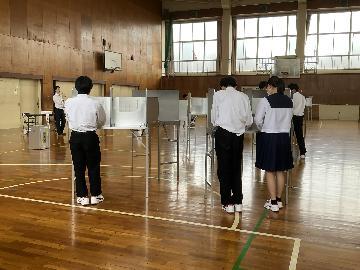 写真:投票用紙に記入中の写真