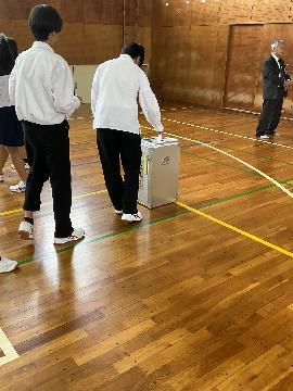 写真:投票中の写真