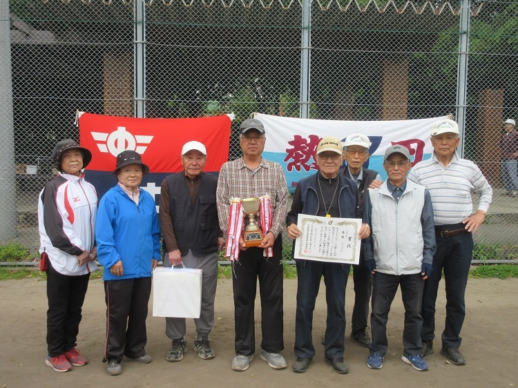 団体優勝チームの集合写真