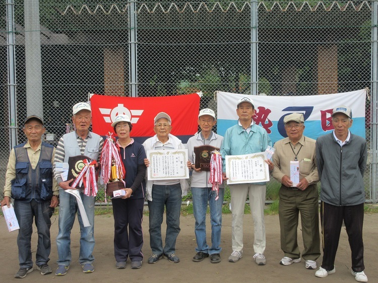 団体準優勝チームの集合写真