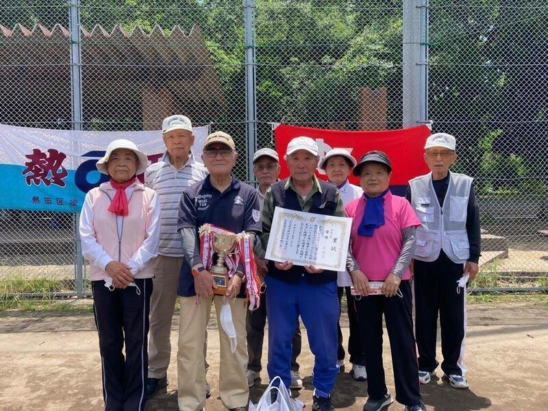 団体優勝チームの集合写真