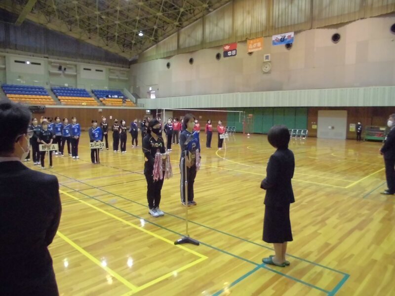 写真:トロフィー返還の様子