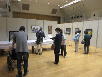 写真:美術展の観覧の様子