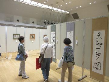 写真:書道展の観覧の様子