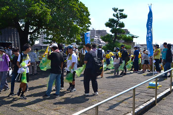 写真:清掃前に集合している様子
