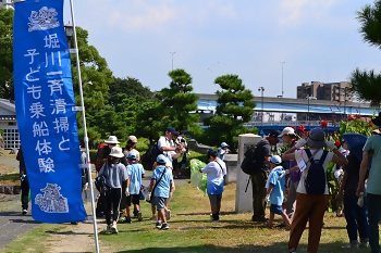 写真:清掃開始時の様子