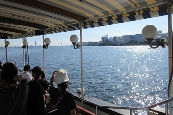 写真:船内の様子