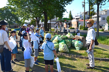 写真:集めたごみを確認している様子