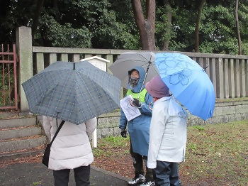 写真:白鳥古墳ガイドの様子