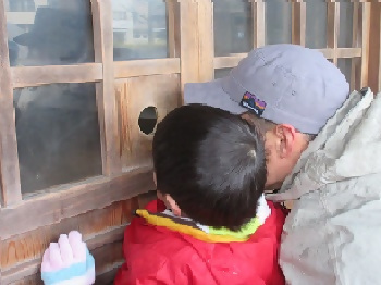 写真:鉄地蔵菩薩立像を覗く様子