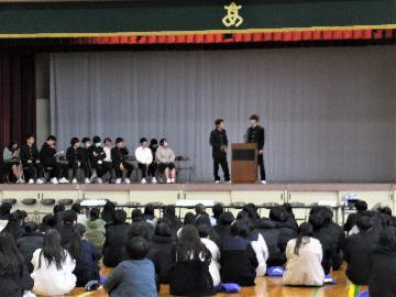 写真:生徒の皆さまによる演説会の様子