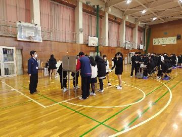 写真:投票記載所の様子