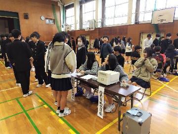 写真:生徒による投票事務の様子