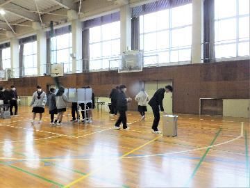 写真:投票箱に投票用紙を入れる様子