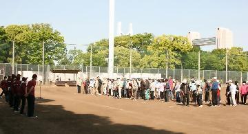 写真：選手の整列する様子