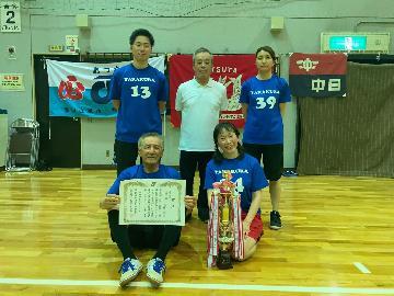 写真:混合の部優勝、高蔵学区の皆さん