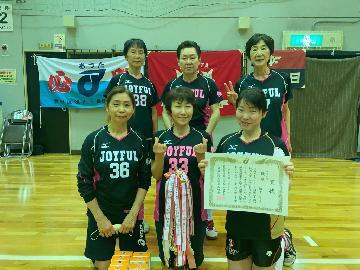 写真:女子の部優勝、船方学区の皆さん