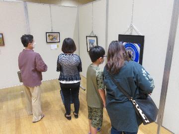 写真：美術作品を鑑賞する様子