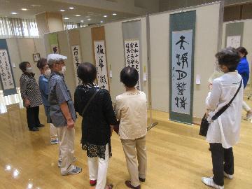 写真：書道作品を鑑賞する様子